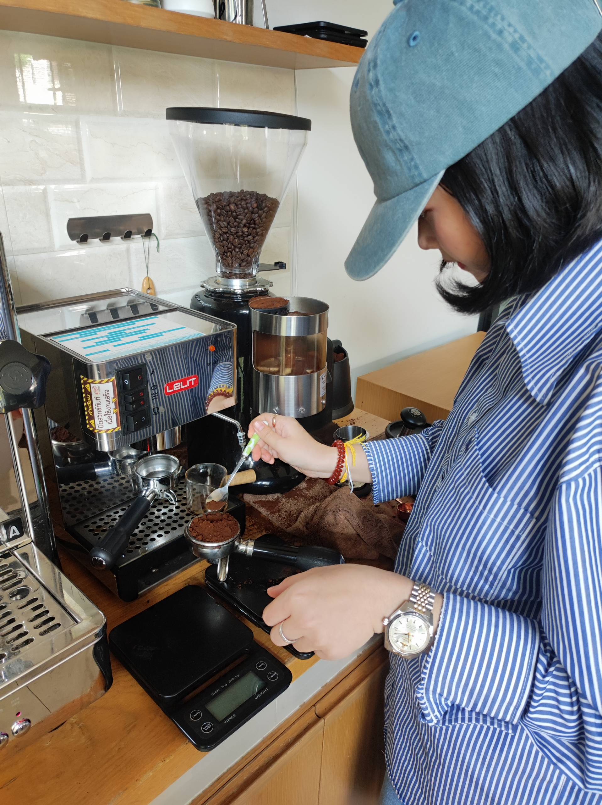 ภาพฝึกทำกาแฟลาเต้อาร์ตในคอร์ส Topcoff