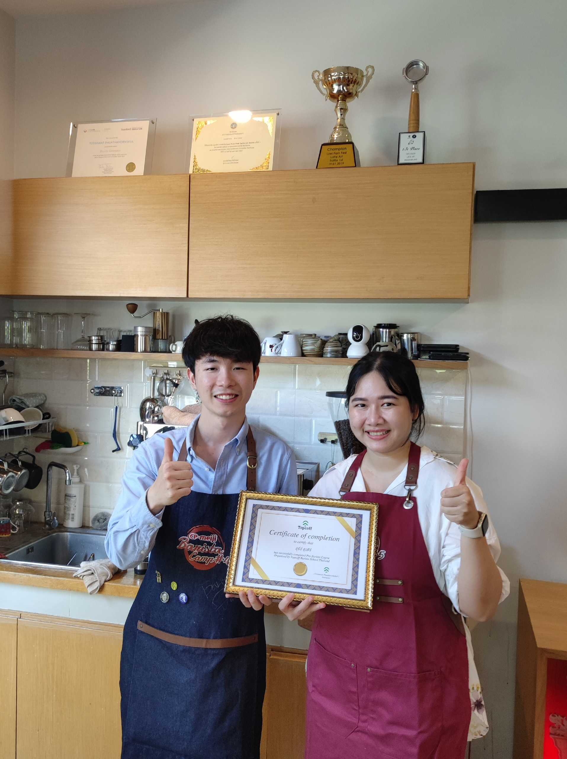 ภาพนักเรียนฝึกทำลาเต้อาร์ตกับแชมป์ Topcoff