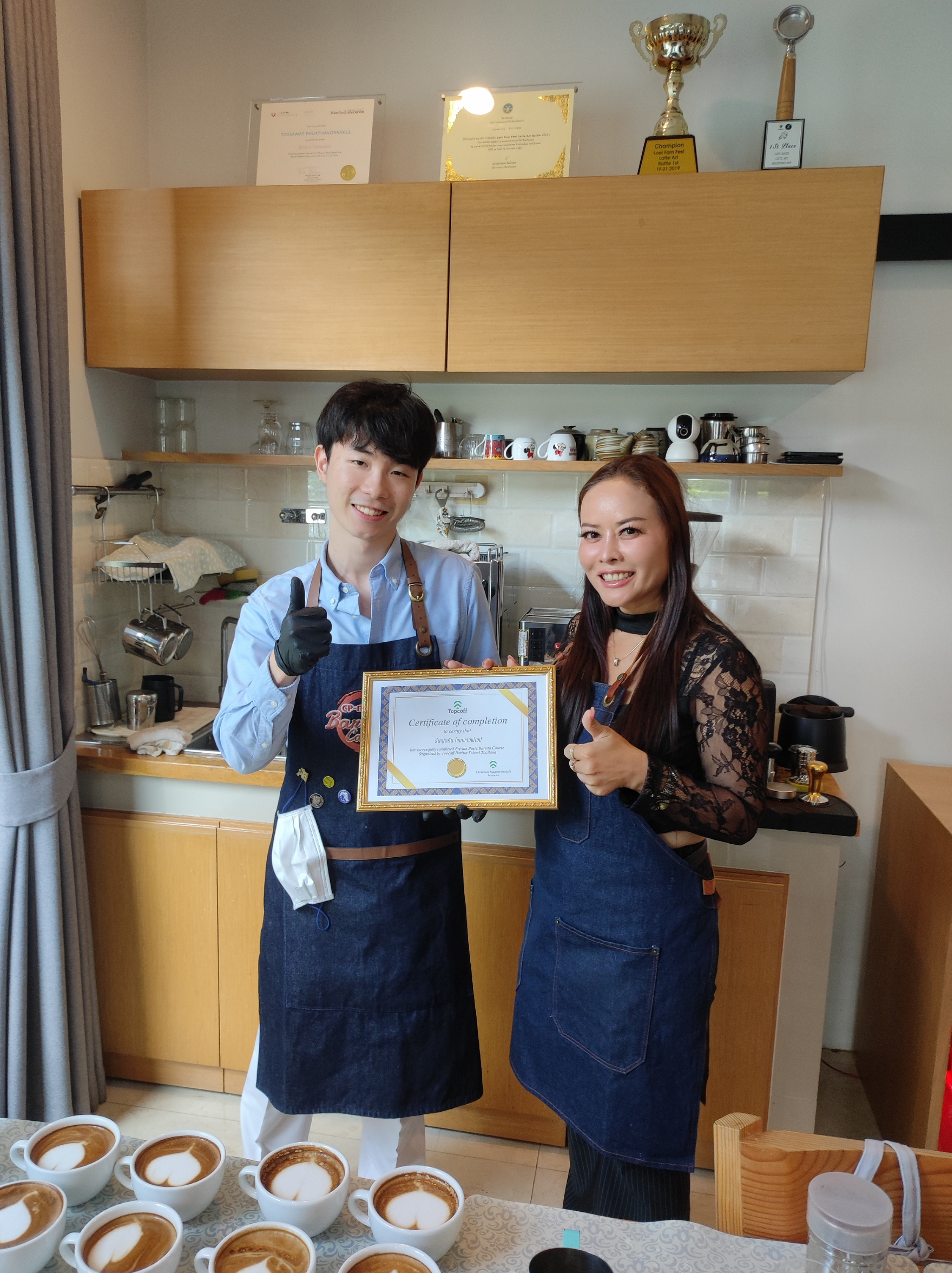 ภาพนักเรียนเรียนบาริสต้ากับแชมป์ Topcoff