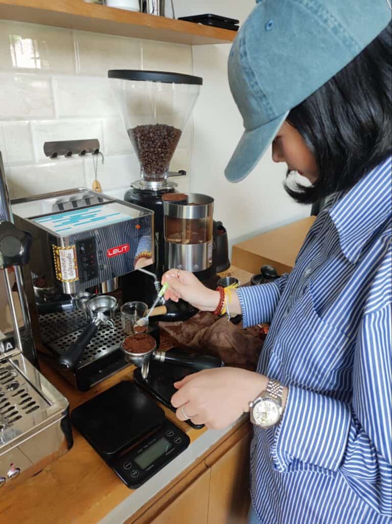 นักเรียนลงมือชงกาแฟดริปในคอร์ส Private International Barista